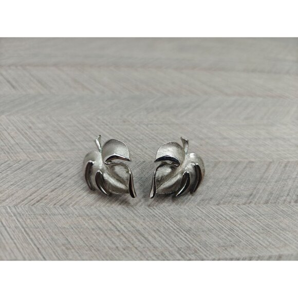 Vintage Crown Trifari Brushed Silver Tone Leaf Signed Clip-On Earrings - Picture 2 of 7